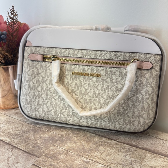 New MICHAEL KORS OUTLET
Jet Set Large Logo Crossbody Bag - Picture 3 of 11